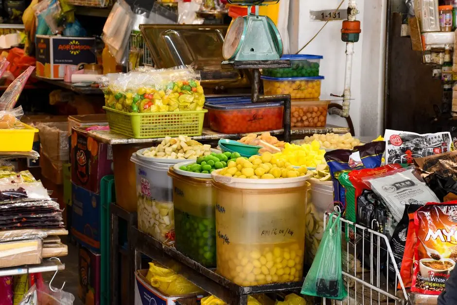Aneka jajanan khas pasar tradisional termasuk ketan panggang